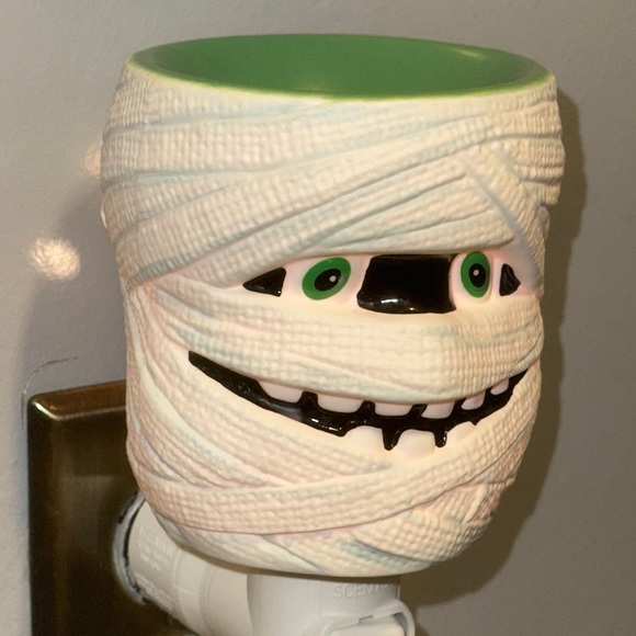 SCENTSY Retired Mini Wax Fragrance Warmer Under Wraps Mummy Night Light Plug In - Picture 4 of 15